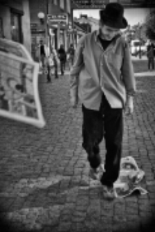 Sesja zdjęciowa "Finka" wokalisty "Back To Reality" z kapeluszem i gazetą : na deptaku przy ul. Brzeskiej