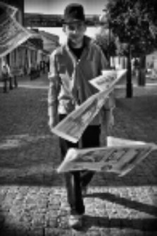 Sesja zdjęciowa "Finka" wokalisty "Back To Reality" z kapeluszem i gazetą : na deptaku przy ul. Brzeskiej