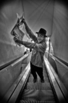 Sesja zdjęciowa "Finka" wokalisty "Back To Reality" z kapeluszem i gazetą : na schodach ruchomych w Domu Towarowym "Rywal"