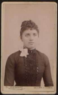 Portret młodej kobiety [fotografia]