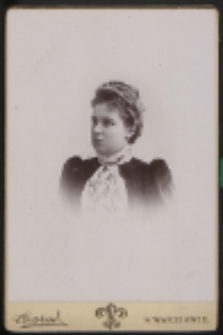 Portret młodej kobiety [fotografia]