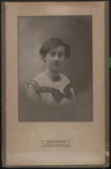 Portret młodej kobiety [fotografia]