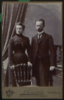 Kobieta i mężczyzna przy stoliku [fotografia]