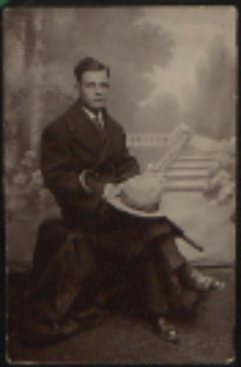 Portret siedzącego młodego mężczyzny [fotografia]