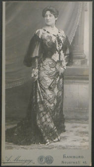 Kobieta w sukni [fotografia]