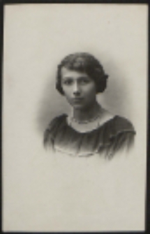 Portret młodej kobiety [fotografia]