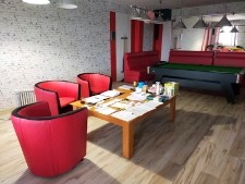 Pomieszczenie bialskiego hotelu Oskar zaadoptowane na dyżurkę w początkowym okresie agresji rosyjskiej na Ukrainę - 6 kwietnia 2022 r. [fotografia]