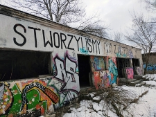 Budynek na terenie starego szpitala przy ul. Artyleryjskiej w Białej Podlaskiej, w którym mieścił się Squat Zakaźny - 4 kwietnia 2022 r. [fotografia]