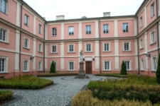 Miejsca związane z bp. Adamem Naruszewiczem w Janowie Podlaskim [fotografie]Zespół Szkół im. Adam Naruszewicza