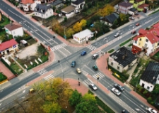 Biała Podlaska w 2004 r : widok z helikoptera : skrzyżowanie ulic Aleja Tysiąclecia i Narutowicza [fotografia]