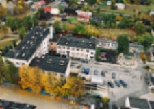 Biała Podlaska w 2004 r : widok z helikoptera : budynek Komendy Miejskiej Policji w Białej Podlaskiej przy ul. Plac Wojska Polskiego [fotografia]