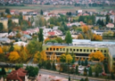 Biała Podlaska w 2004 r : widok z helikoptera na budynek filii Akademii Wychowania Fizycznego [fotografia]