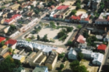 Biała Podlaska w 2004 r : widok z helikoptera na południowo-wschodnią część Placu Wolności [fotografia]