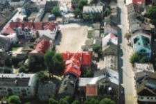 Biała Podlaska w 2004 r : widok z helikoptera na plac Szkolny Dwór i ulicę Moniuszki [fotografia]
