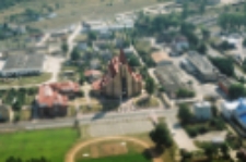 Biała Podlaska w 2004 r : widok z helikoptera na ulicę Kardynała Stefana Wyszyńskiego naprzeciwko parafii rzymsko-katolickiej pw. Chrystusa Miłosiernego [fotografia]