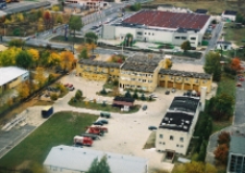 Biała Podlaska w 2004 r : widok z helikoptera na budynek Państwowej Straży Pożarnej i centrum handlowe "Epi" przy ulicy Sidorskiej [fotografia]