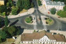 Biała Podlaska w 2004 r : widok z helikoptera na rondo przed dworcem kolejowym [fotografia]