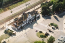 Biała Podlaska w 2004 r. : widok z helikoptera na dworzec kolejowy [fotografia]