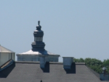 Widok z dachu budunku Telekomunikacji Polskiej SA na wieżę zespołu parkowo-pałacowego Radziwiłłów w Białej Podlaskiej [fotografia]