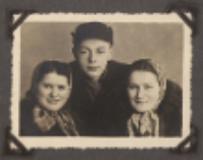 Fotografie z albumu Stanisławy Ladwiniec z Białej Podlaskiej : siostry Stanisława i Franciszka Ladwiniec