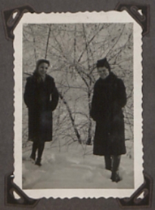 Fotografie z albumu rodziny Ladwińców z Białej Podlaskiej : Stanisława Ladwiniec z koleżanką