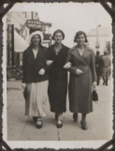 Fotografie z albumu rodziny Stanisławy Ladwiniec z Białej Podlaskiej: siostra Janina Ladwiniec z koleżankami na Placu Wolności w Białej Podlaskiej