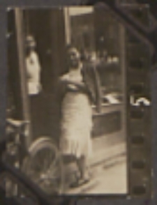 Fotografie z albumu rodziny Stanisławy Ladwiniec z Białej Podlaskiej: dwie kobiety przed sklepem w Białej Podlaskiej