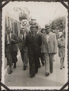 Fotografie z albumu rodziny Stanisławy Ladwiniec z Białej Podlaskiej: grupa mężczyzn na Placu Wolności w Białej Podlaskiej w miejscu nazywanym "Pod zegarem"