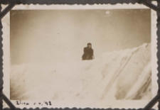 Fotografie z albumu rodziny Stanisławy Ladwiniec z Białej Podlaskiej : na sankach w sadzie przy ul. Nowej w Białej Podlaskiej