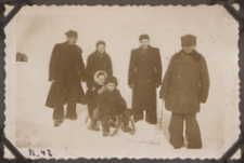 Fotografie z albumu rodziny Stanisławy Ladwiniec z Białej Podlaskiej : na sankach w sadzie przy ul. Nowej w Białej Podlaskiej