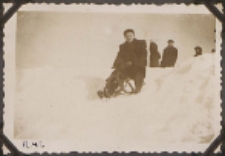 Fotografie z albumu rodziny Stanisławy Ladwiniec z Białej Podlaskiej : na sankach