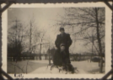 Fotografie z albumu rodziny Stanisławy Ladwiniec z Białej Podlaskiej : na sankach w sadzie przy ul. Nowej w Białej Podlaskiej