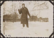 Fotografie z albumu rodziny Stanisławy Ladwiniec z Białej Podlaskiej : zima w sadzie przy ul. Nowej w Białej Podlaskiej