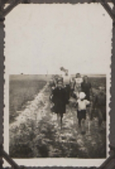 Fotografie z albumu rodziny Stanisławy Ladwiniec z Białej Podlaskiej : rodzina na polnej drodze