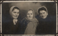 Fotografie z albumu rodziny Stanisławy Ladwiniec z Białej Podlaskiej : matka z córkami - mieszkanki Białej Podlaskiej z ul. Nowej