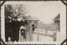 Fotografie z albumu rodziny Stanisławy Ladwiniec z Białej Podlaskiej : w sadzie przy ul. Nowej w Białej Podlaskiej