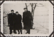 Fotografie z albumu rodziny Stanisławy Ladwiniec z Białej Podlaskiej : zimowy spacer