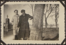 Fotografie z albumu rodziny Stanisławy Ladwiniec z Białej Podlaskiej : sąsiedzi z ul. Nowej Stanisława Ladwiniec i Marian Rogowski