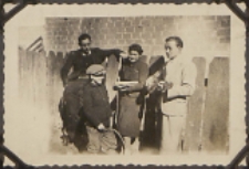 Fotografie z albumu rodziny Stanisławy Ladwiniec z Białej Podlaskiej : na podwórku przy ul. Nowej w Białej Podlaskiej