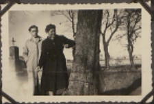 Fotografie z albumu rodziny Stanisławy Ladwiniec z Białej Podlaskiej : sąsiedzi z ul. Nowej Stanisława Ladwiniec i Marian Rogowski