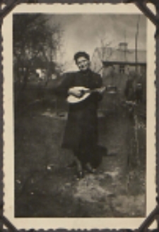 Fotografie z albumu rodziny Stanisławy Ladwiniec z Białej Podlaskiej : Stanisława Ladwiniec na podwórzu domu przy ul. Nowej