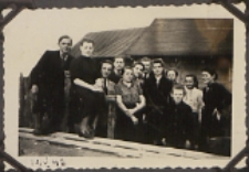 Fotografie z albumu rodziny Stanisławy Ladwiniec z Białej Podlaskiej : na podwórku przy ul. Nowej w Białej Podlaskiej