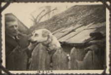 Fotografie z albumu rodziny Stanisławy Ladwiniec z Białej Podlaskiej : Kazimierz Ladwiniec na podwórku przy ul. Nowej w Białej Podlaskiej