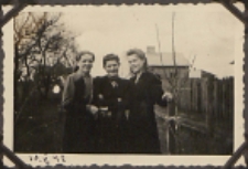 Fotografie z albumu rodziny Stanisławy Ladwiniec z Białej Podlaskiej :przyjaciółki na podwórku przy ul. Nowej w Białej Podlaskiej