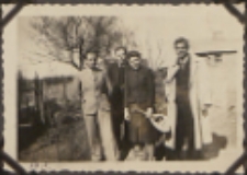 Fotografie z albumu rodziny Stanisławy Ladwiniec z Białej Podlaskiej : na podwórku przy ul. Nowej w Białej Podlaskiej