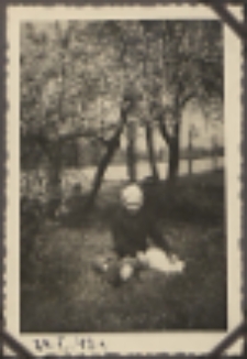 Fotografie z albumu rodziny Stanisławy Ladwiniec z Białej Podlaskiej : Mieczysław Wierzbicki w sadzie przy ul. Nowej w Białej Podlaskiej