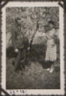 Fotografie z albumu rodziny Stanisławy Ladwiniec z Białej Podlaskiej : Stanisława Ladwiniec w sadzie przy ul. Nowej w Białej Podlaskiej