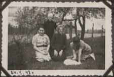 Fotografie z albumu rodziny Stanisławy Ladwiniec z Białej Podlaskiej : przy domu rodzinnym na ul. Nowej