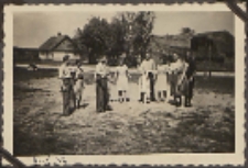 Fotografie z albumu rodziny Stanisławy Ladwiniec z Białej Podlaskiej : bialska młodzież gra w ciuciubabkę na majówce