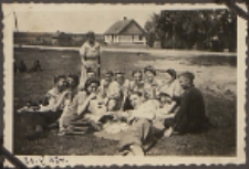 Fotografie z albumu rodziny Stanisławy Ladwiniec z Białej Podlaskiej : majówka bialskiej młodzieży